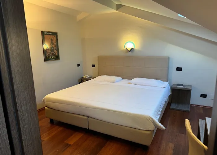 Jet Hotel