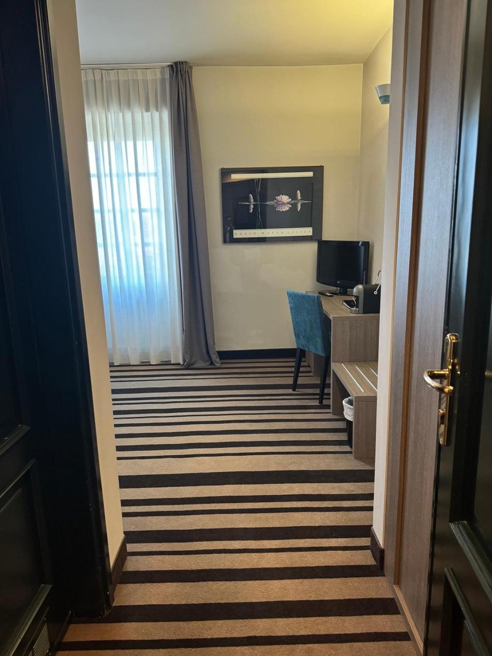 Jet Hotel